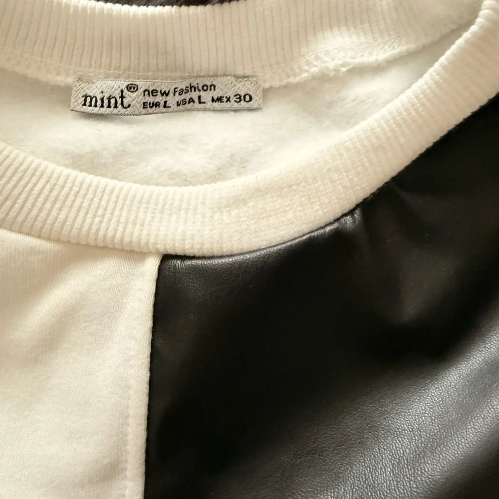 Black and White Graphic Sweatshirt Size L